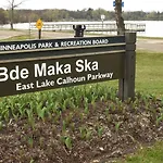 Lakeside Penthouse Paradise: Uptown Mlps View W/ Game Room, Balcony, Gym, Free Park, Drink, Bbq Grill, And Fireplace