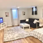 Cute One Bedroom By Airport