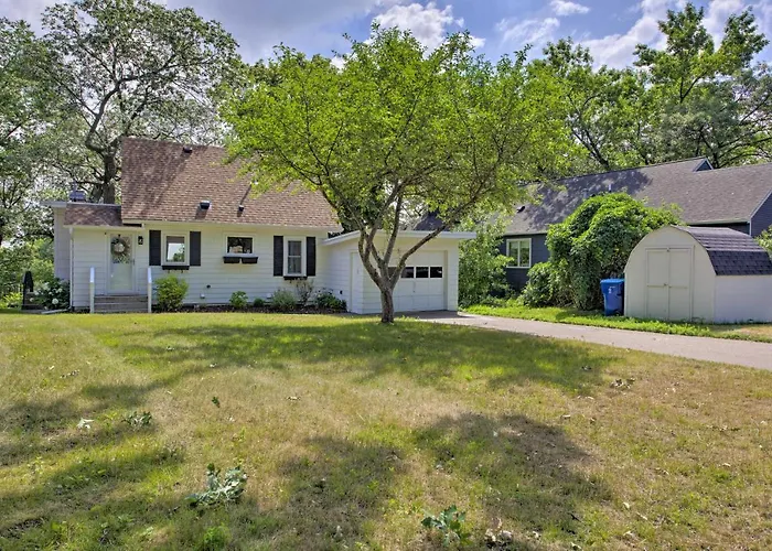 Cozy Plymouth Cottage With Medicine Lake View!