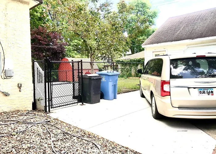 Homey 2 Bedroom Apartment, Minutes From Everything!