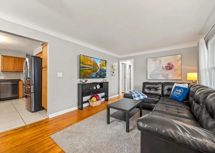 Centrally Located Cozy 4 Bedroom Home With Game And Yoga Rooms