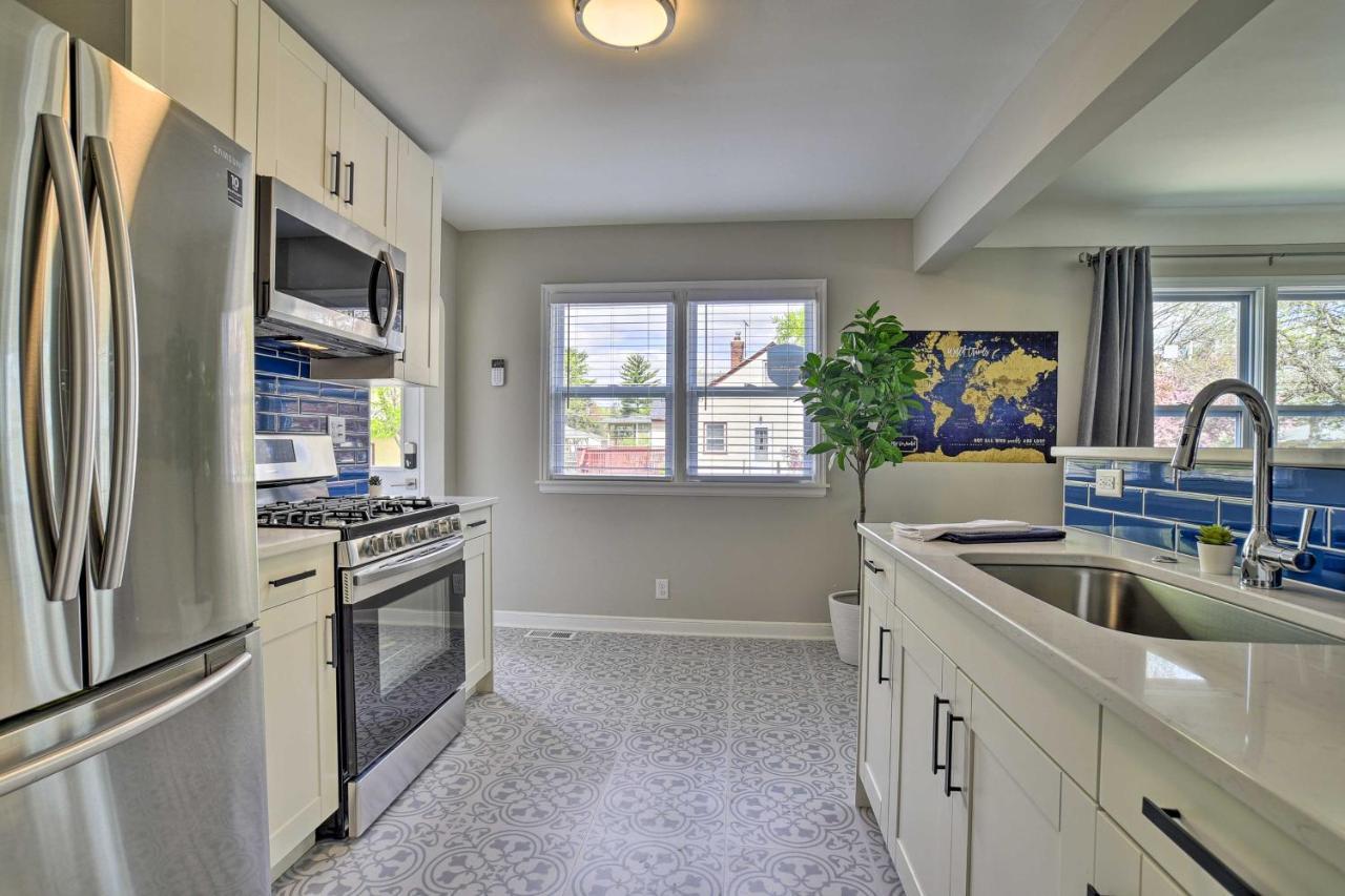 Mpls Duplex With Wifi And Kitchen 5 Mi To Dtwn! Holiday home Minneapolis