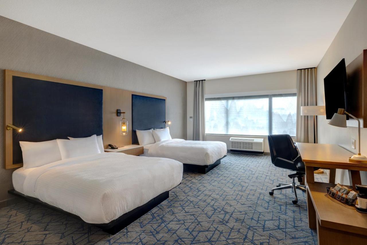 Fairfield By Marriott & Downtown Hotel 2*