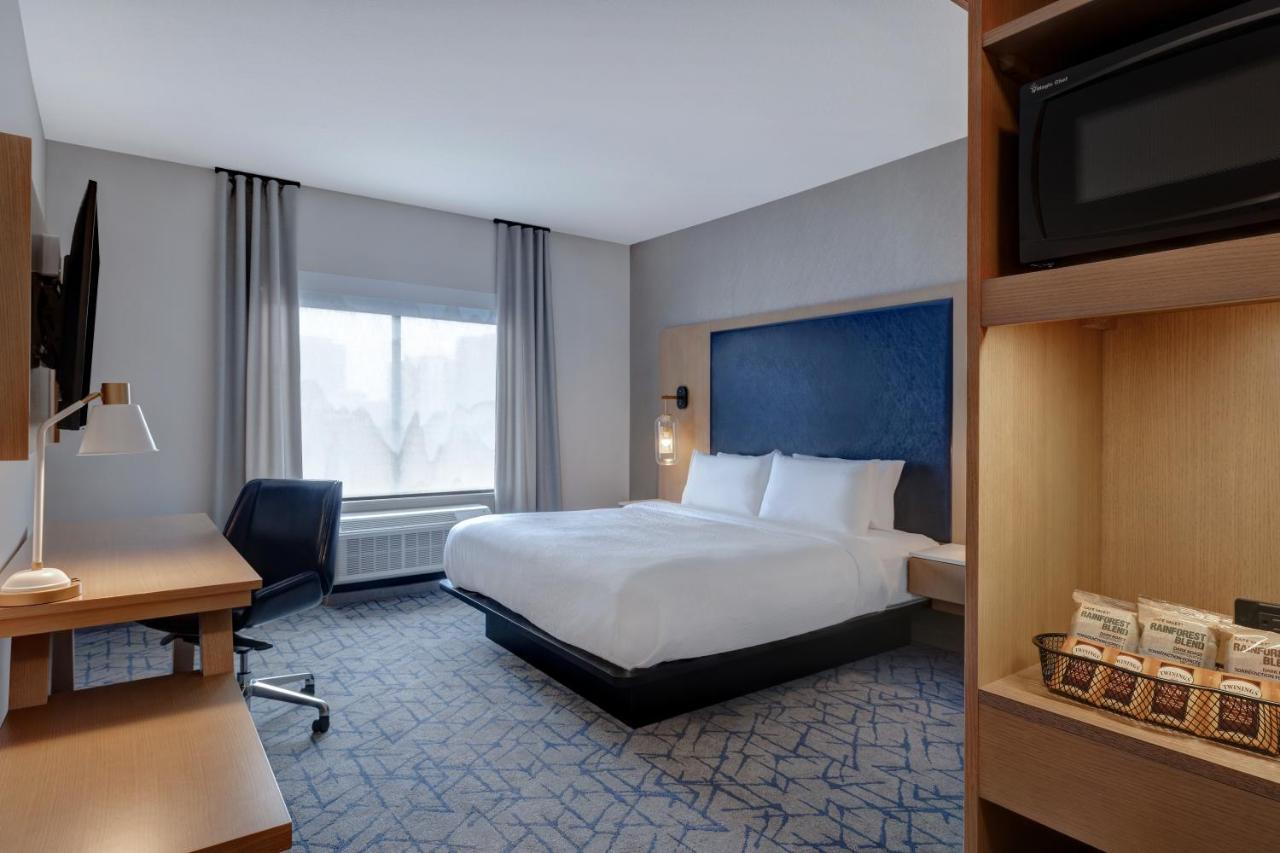 Fairfield By Marriott & Downtown Hotel 2*
