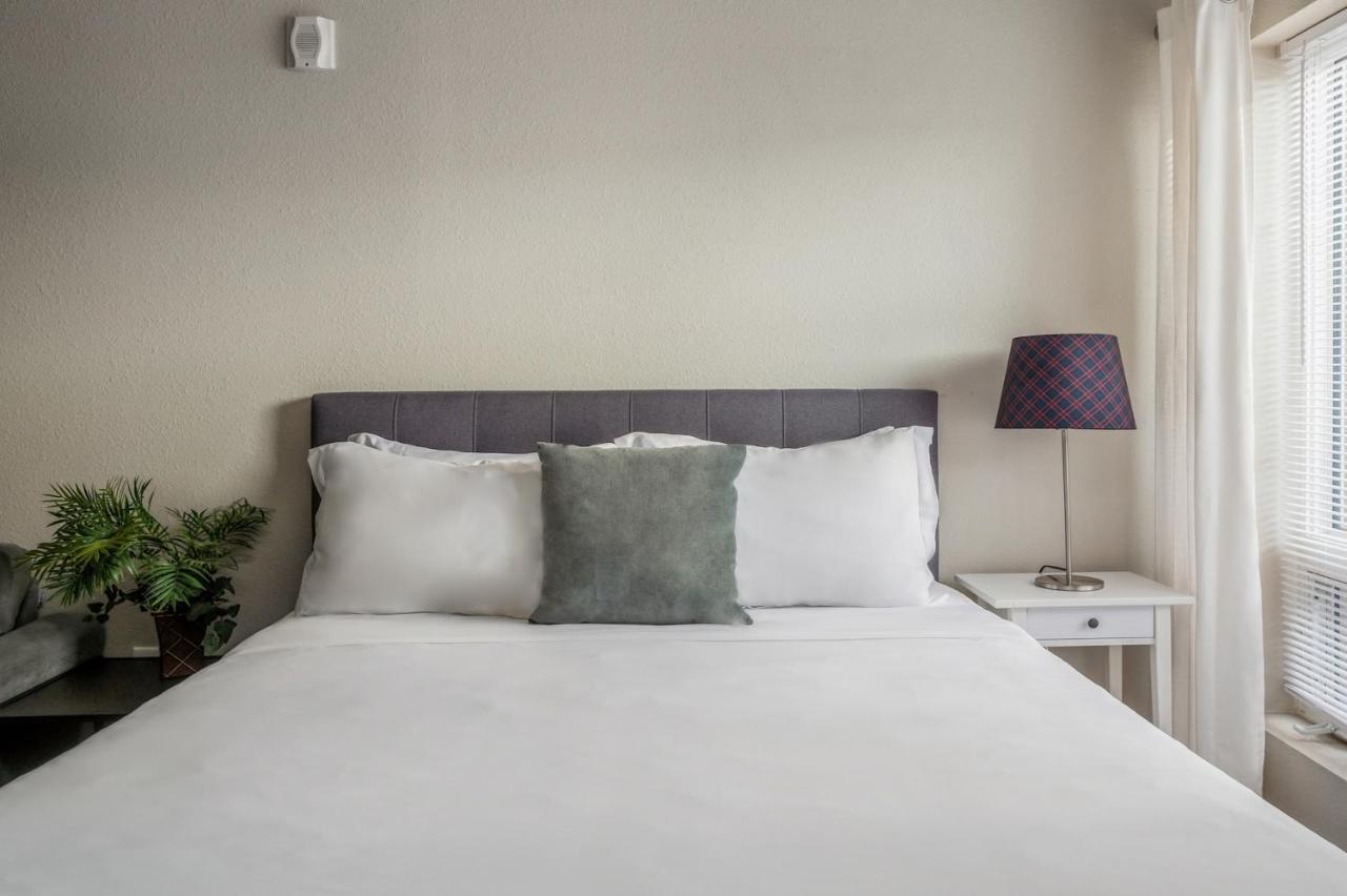 Kasa University Avenue Aparthotel