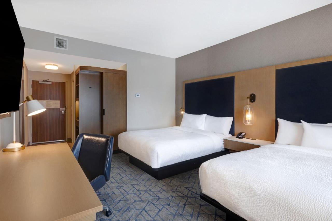 Fairfield By Marriott & Downtown Hotel 2*