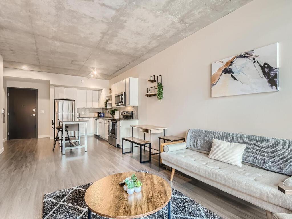 2 Bedroom - Downtown! Apartment *