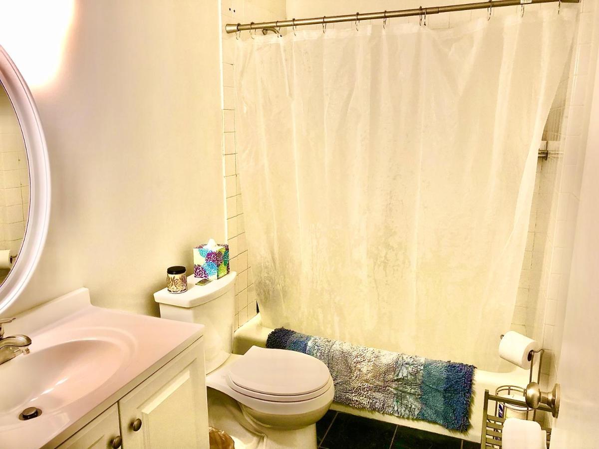 Homey 2 Bedroom Apartment, Minutes From Everything!