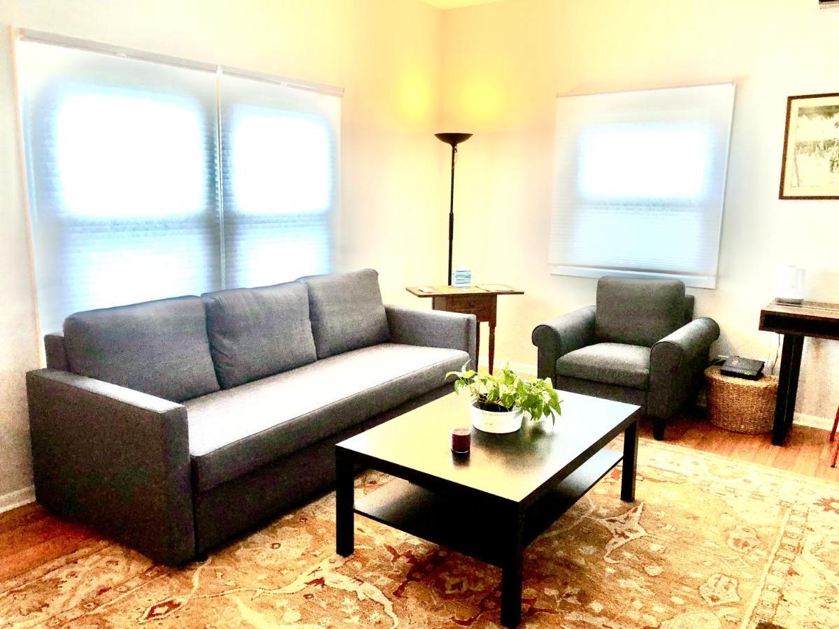 Homey 2 Bedroom Apartment, Minutes From Everything! Apartment *