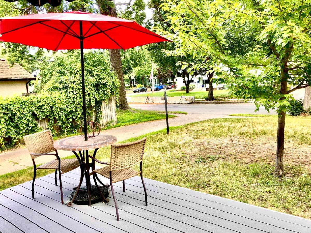 Homey 2 Bedroom Apartment, Minutes From Everything! *