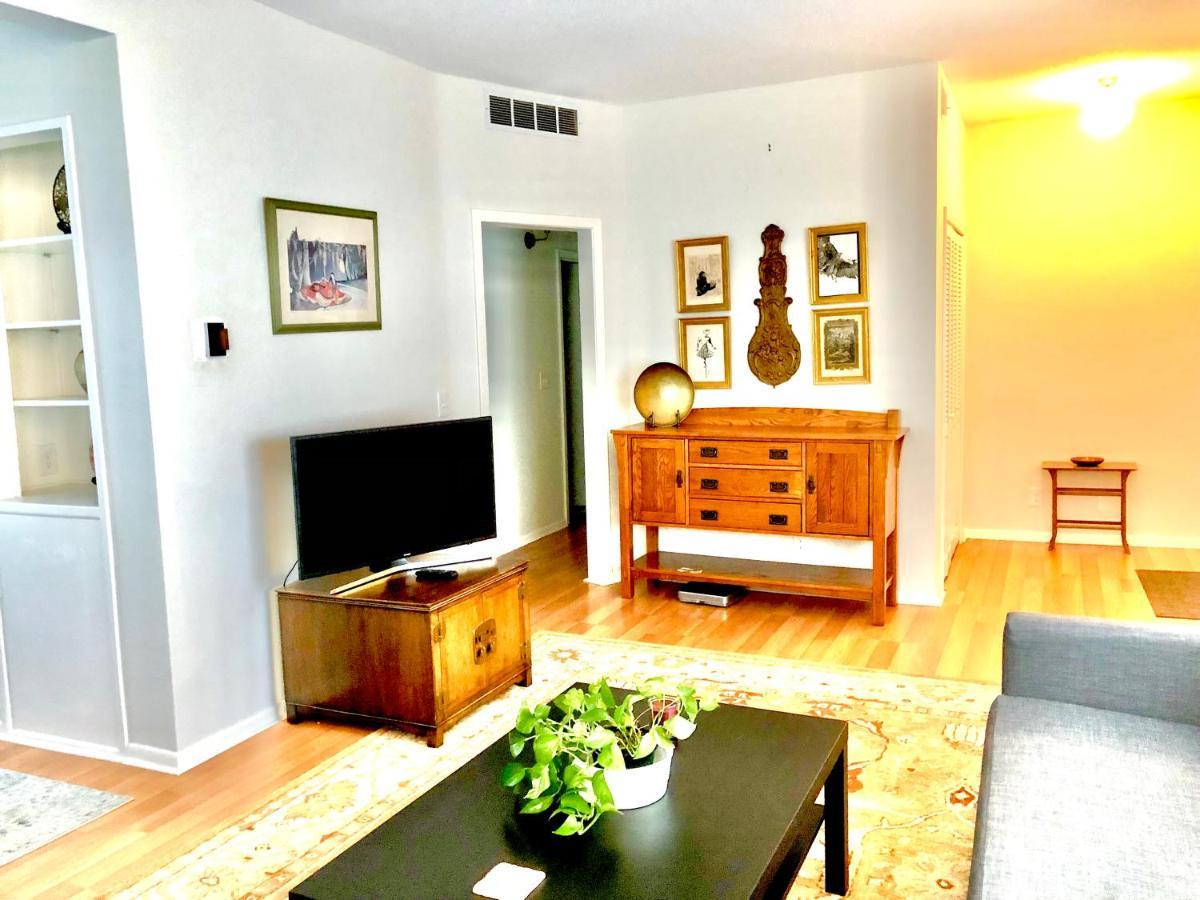 Homey 2 Bedroom Apartment, Minutes From Everything! *