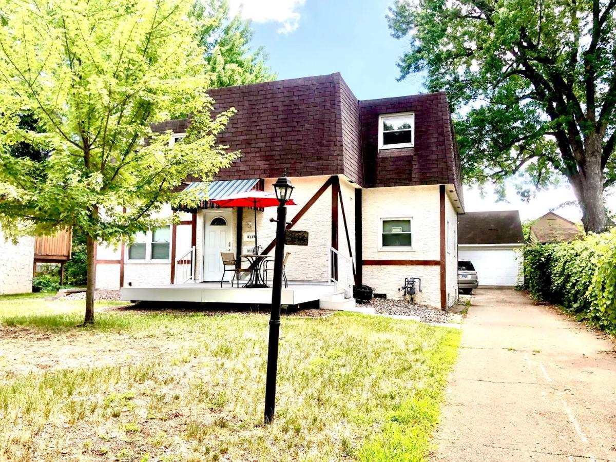 Apartment Homey 2 Bedroom Apartment, Minutes From Everything! *