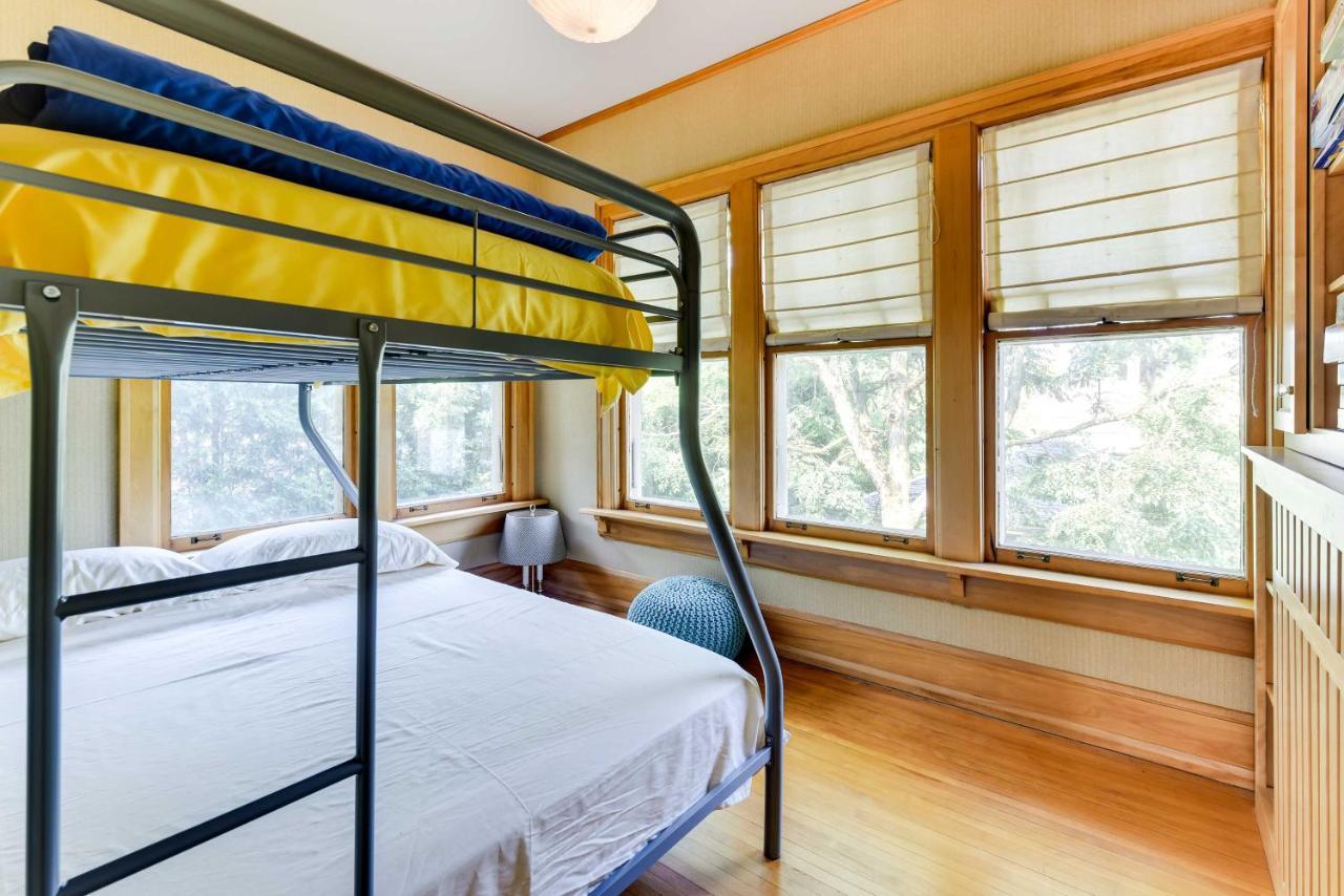 Charming Mpls With Patio - Walk To Uptown! Holiday home