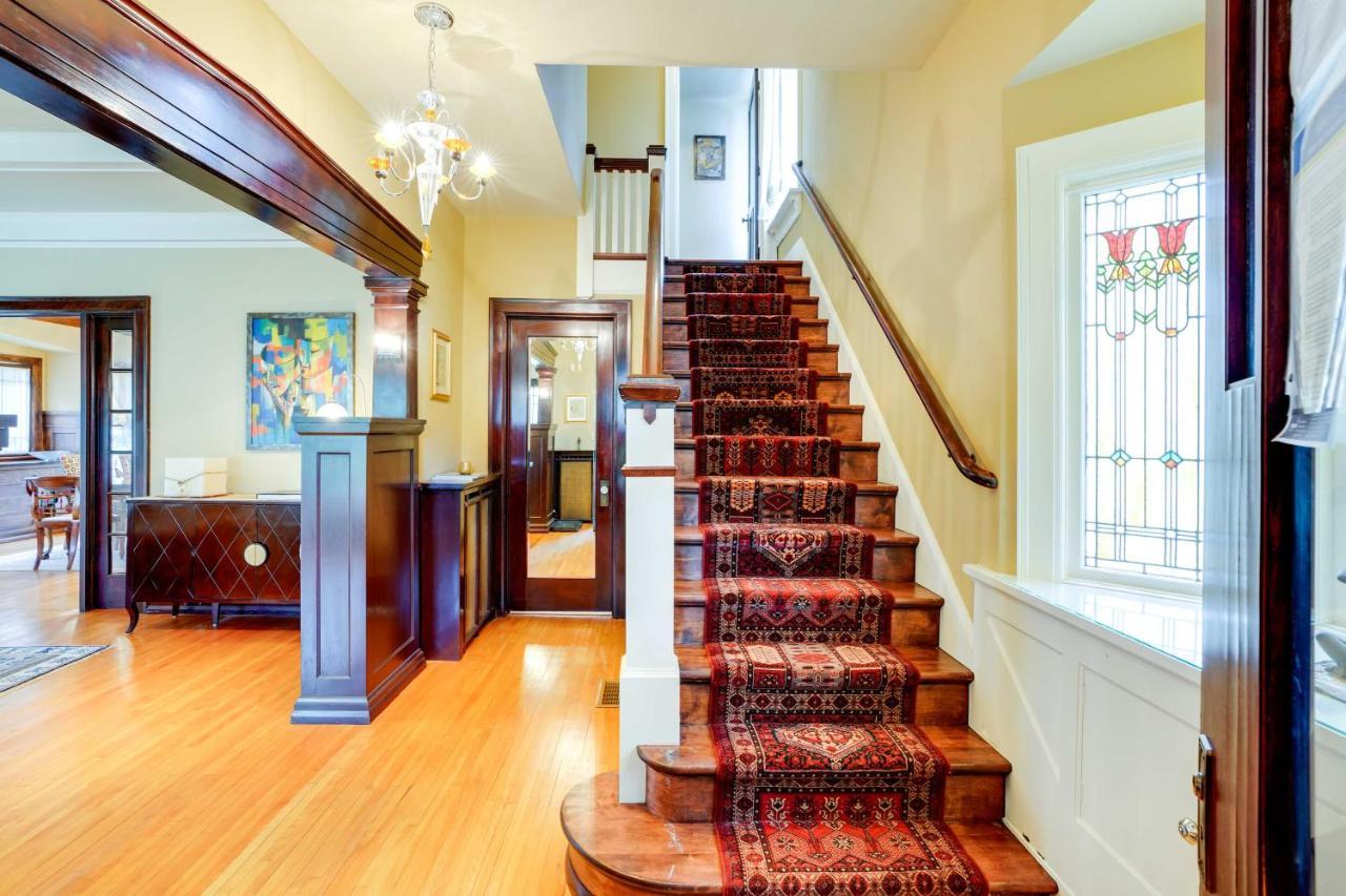 Charming Mpls With Patio - Walk To Uptown! Holiday home Minneapolis