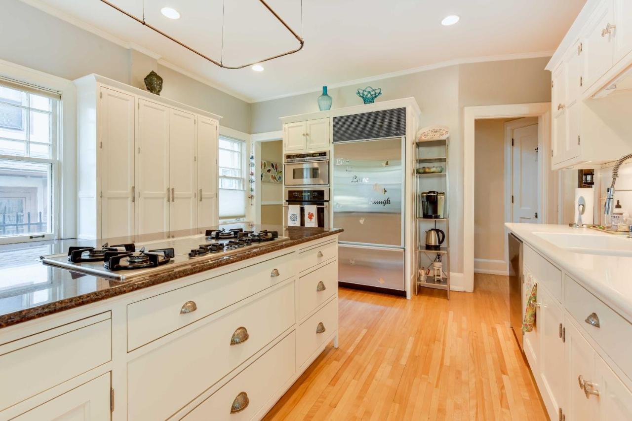 Charming Mpls With Patio - Walk To Uptown!