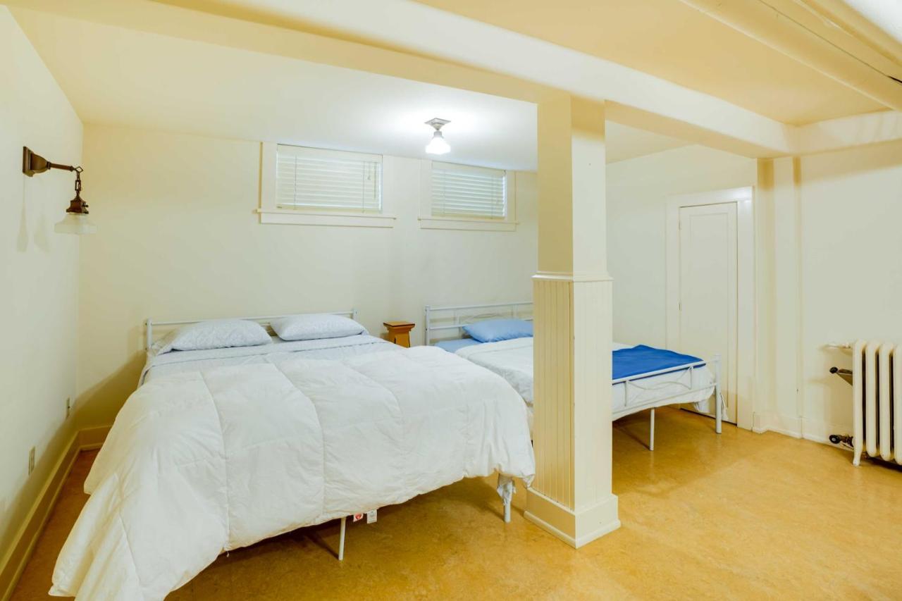 Charming Mpls With Patio - Walk To Uptown! Holiday home Minneapolis