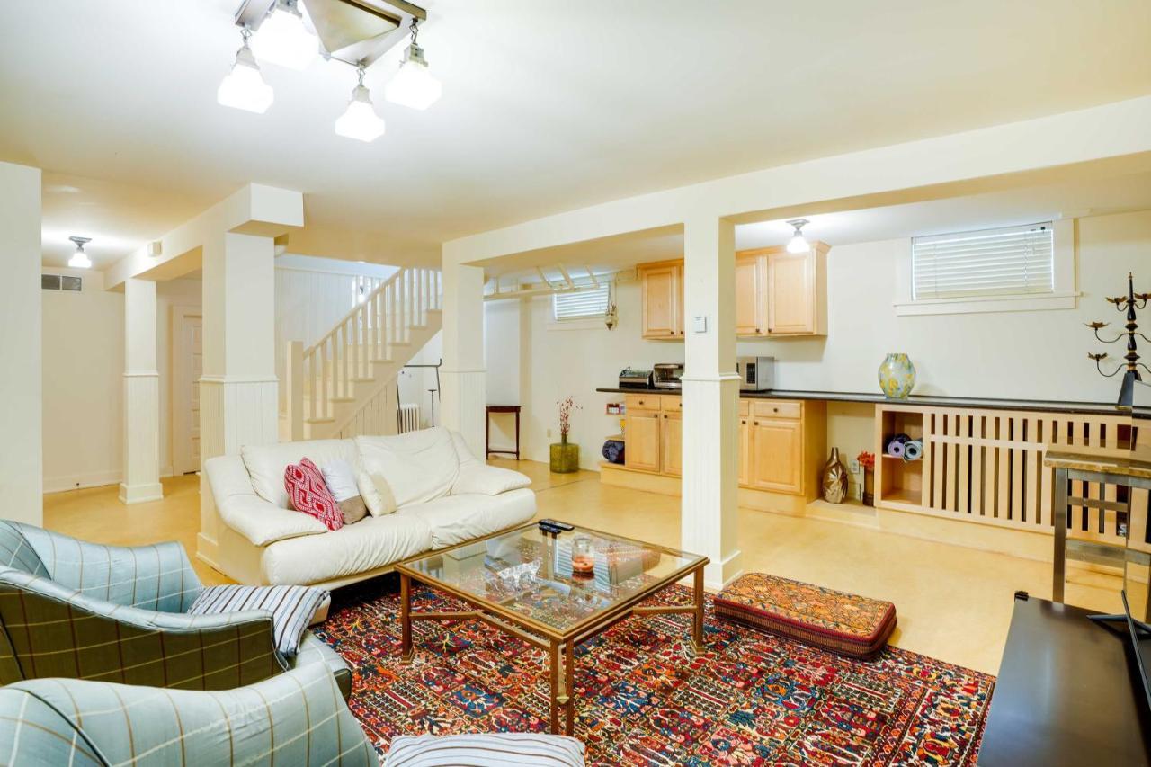 Charming Mpls With Patio - Walk To Uptown! Holiday home