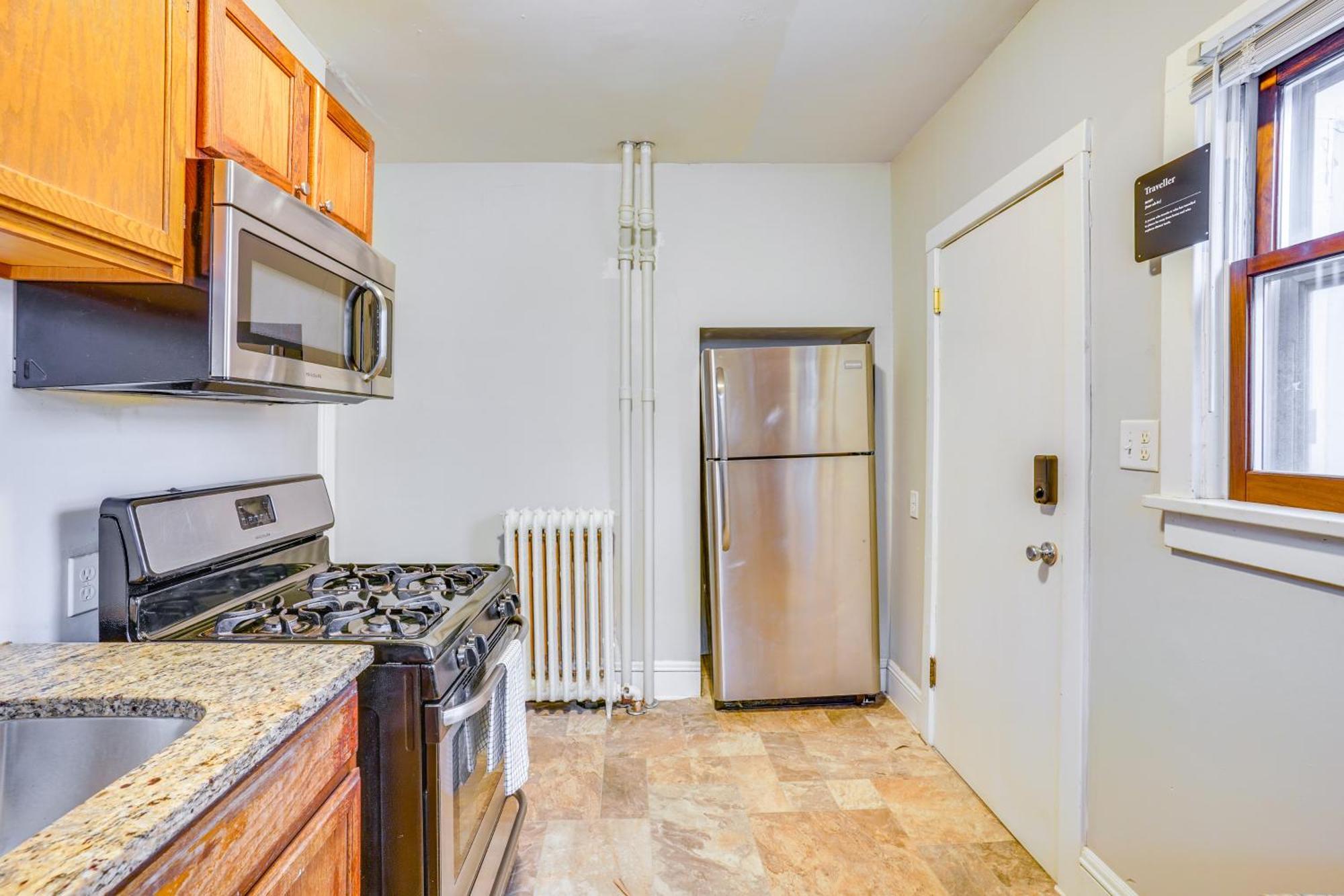 Cozy Apartment, 1 Mi To Downtown! *