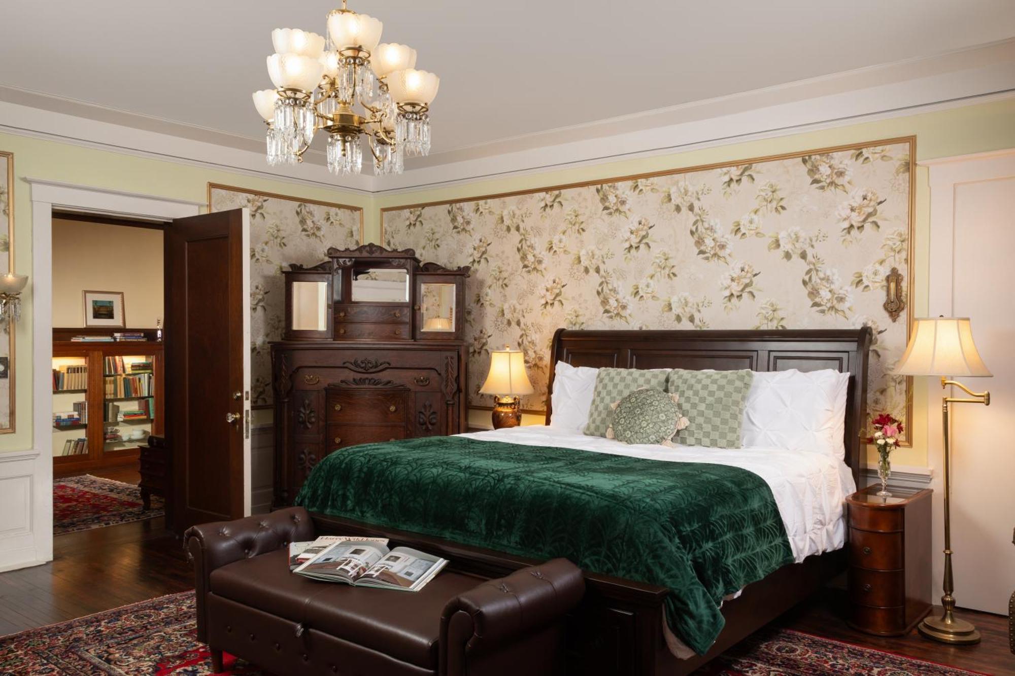 300 Clifton Bed & Breakfast Minneapolis
