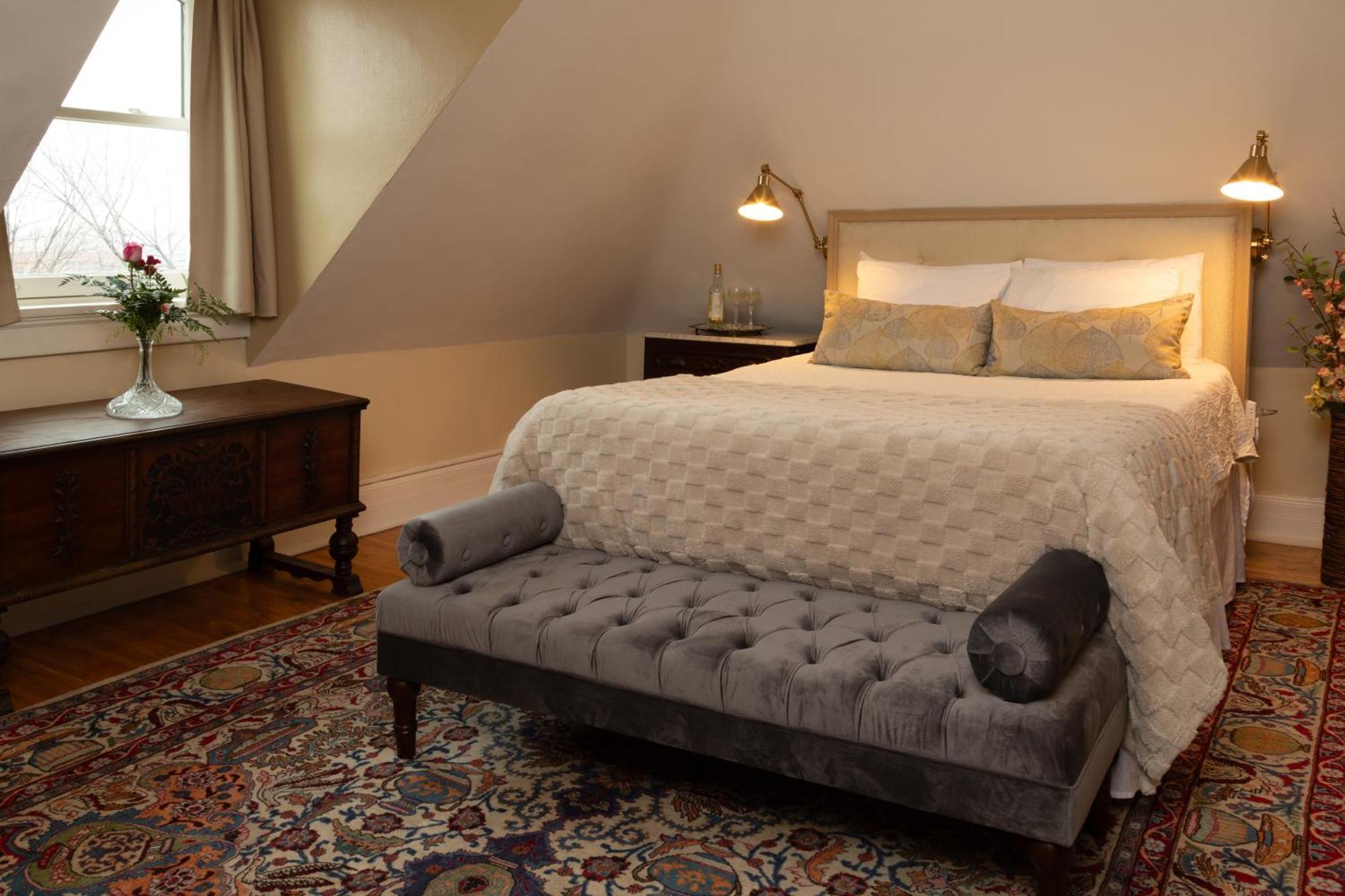 300 Clifton Bed & Breakfast Minneapolis