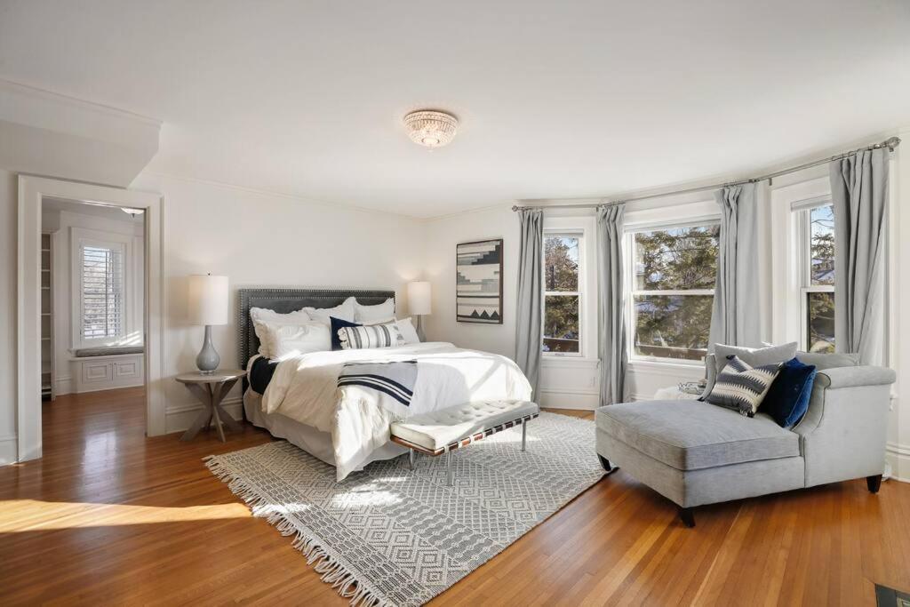 Luxury 6600 Sq.ft Stunning Home/sleeps 10+ Minneapolis