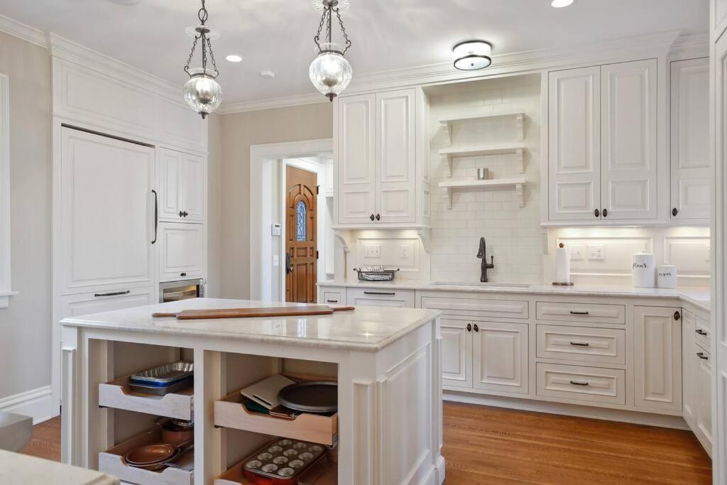 Luxury 6600 Sq.ft Stunning Home/sleeps 10+ Holiday home Minneapolis