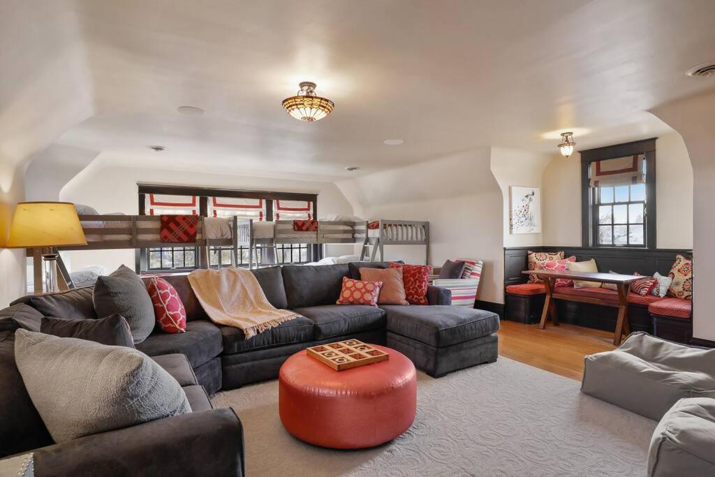 Luxury 6600 Sq.ft Stunning Home/sleeps 10+ *
