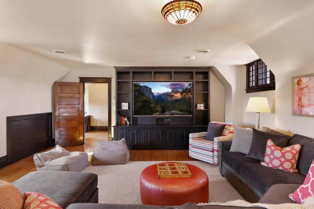 Luxury 6600 Sq.ft Stunning Home/sleeps 10+ Holiday home *