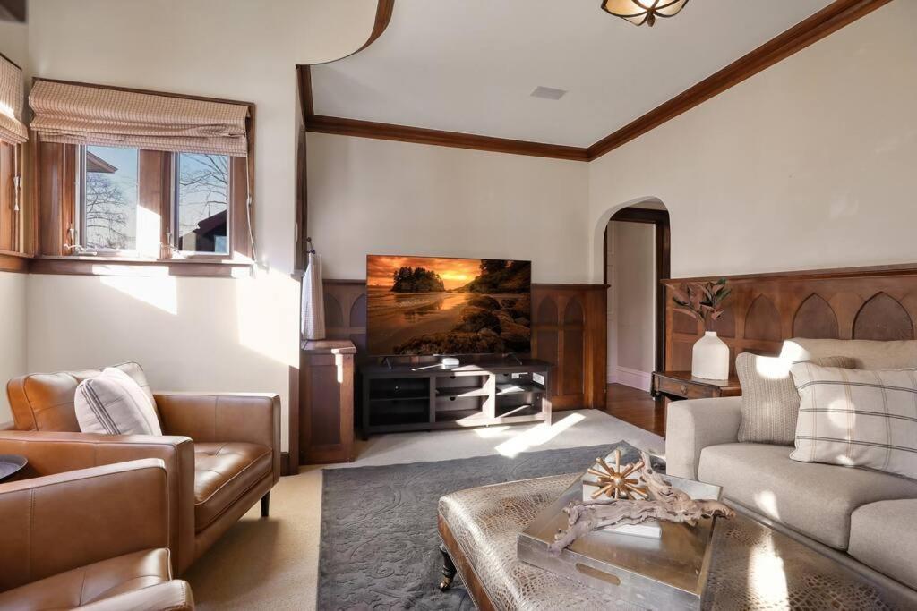 Luxury 6600 Sq.ft Stunning Home/sleeps 10+ Holiday home Minneapolis