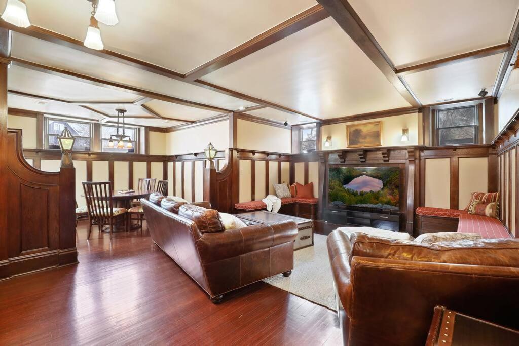 Luxury 6600 Sq.ft Stunning Home/sleeps 10+ Holiday home