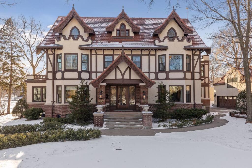Luxury 6600 Sq.ft Stunning Home/sleeps 10+ Holiday home Minneapolis