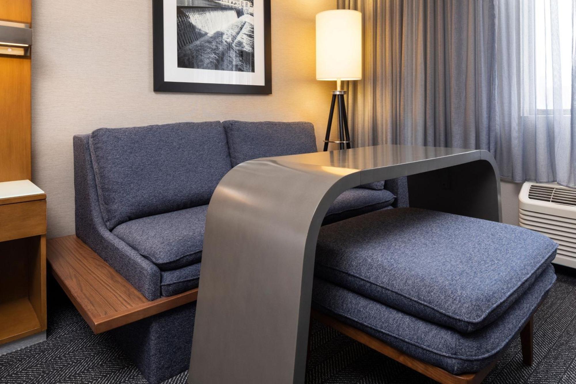 Courtyard By Marriott Downtown 3*