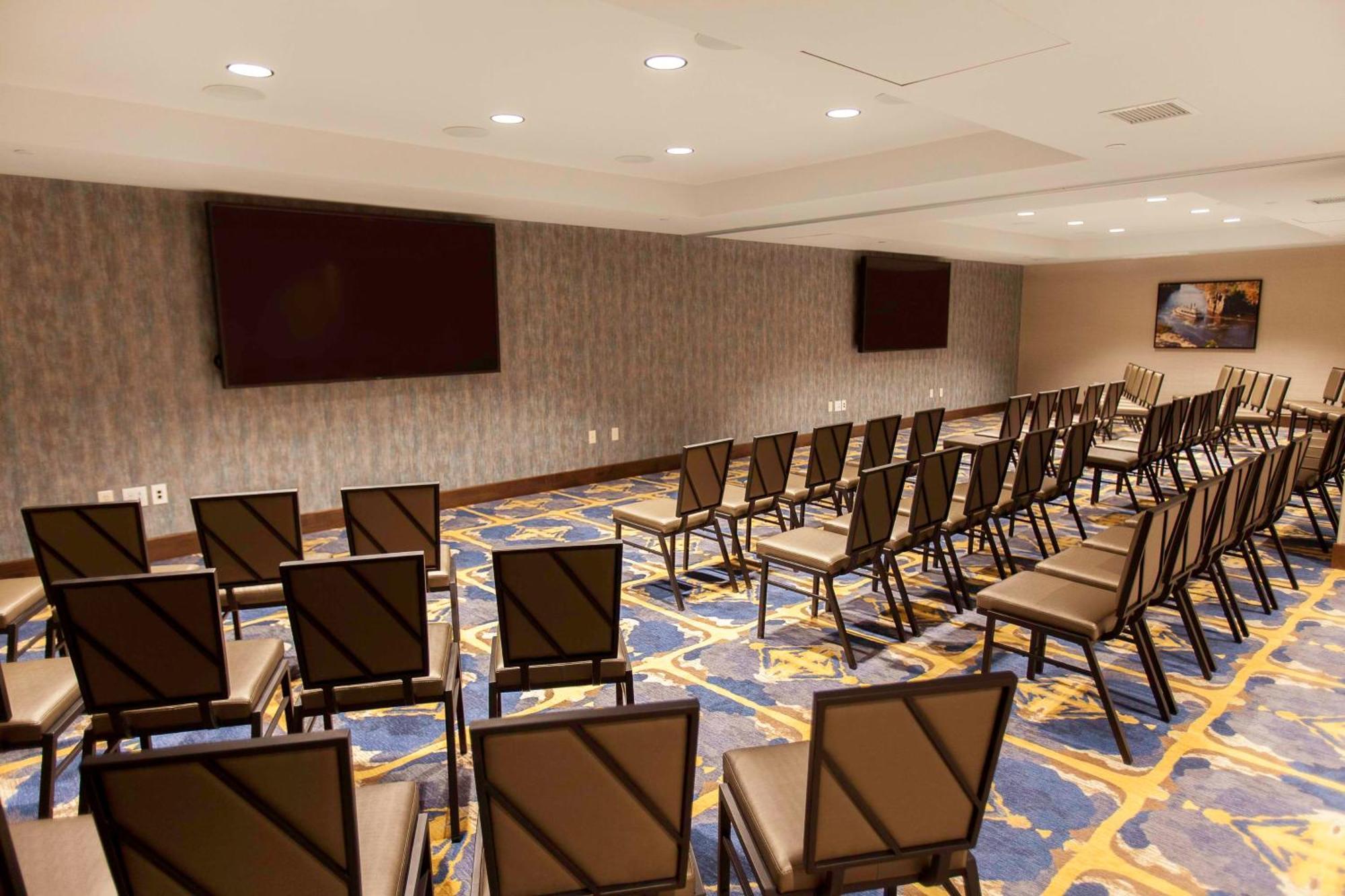 Hilton Garden - Area Hotel 3*