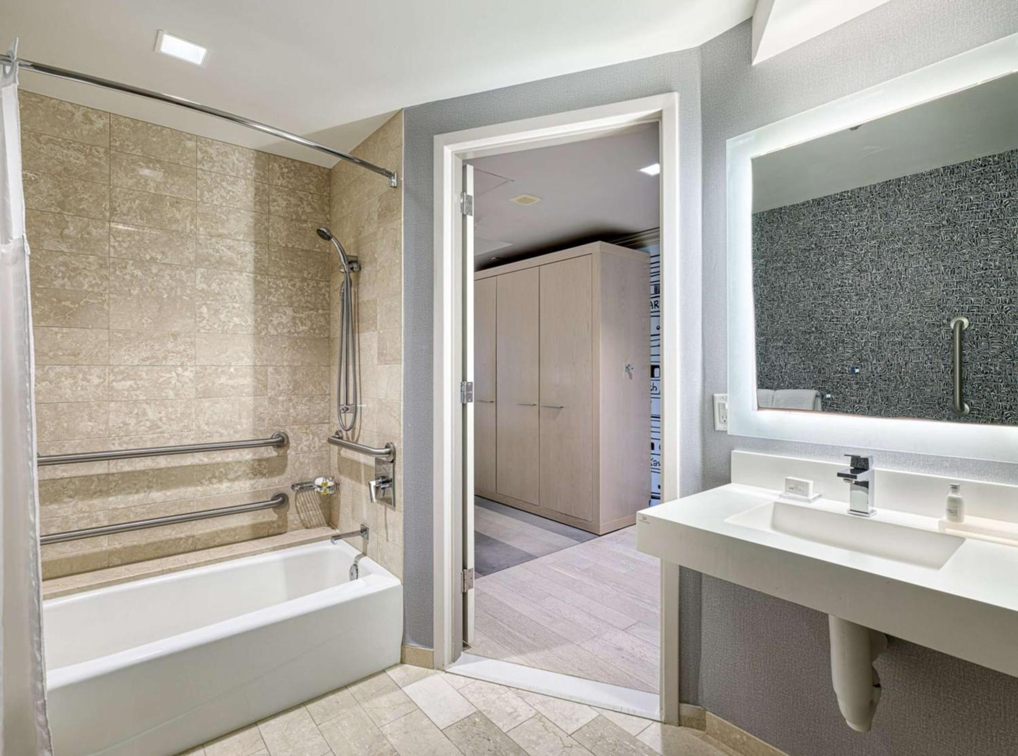 The Royal Sonesta Downtown 5*