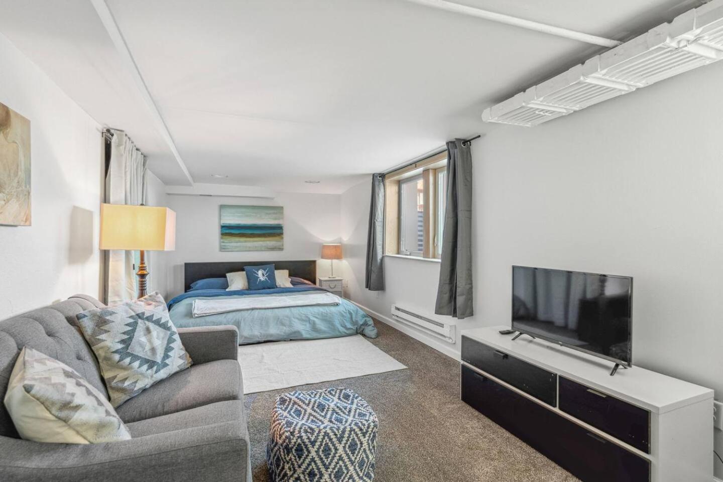 Apartment Cave Den In S Minneapolis! *