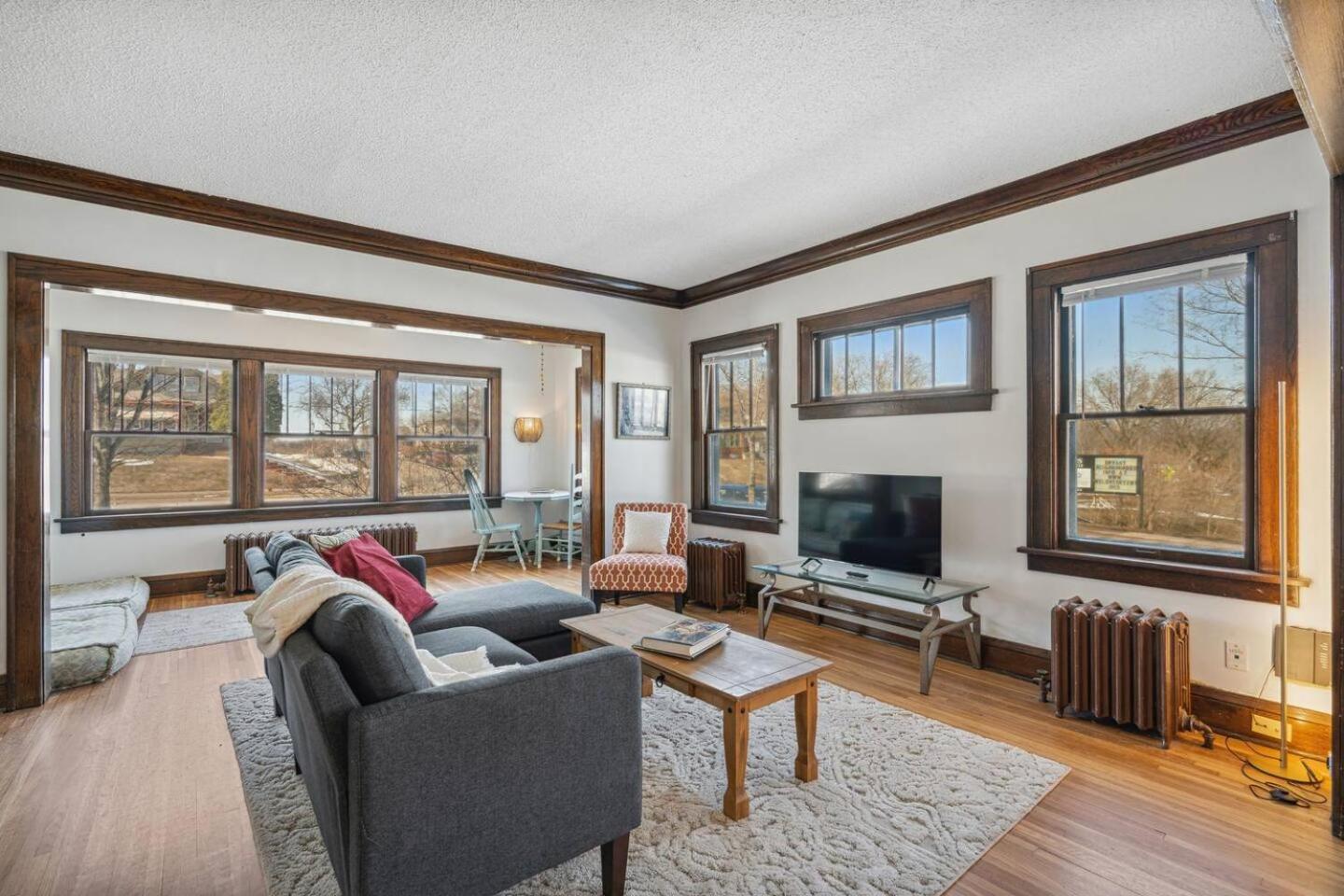Garden Apt, Majestic Mpls Duplex Apartment