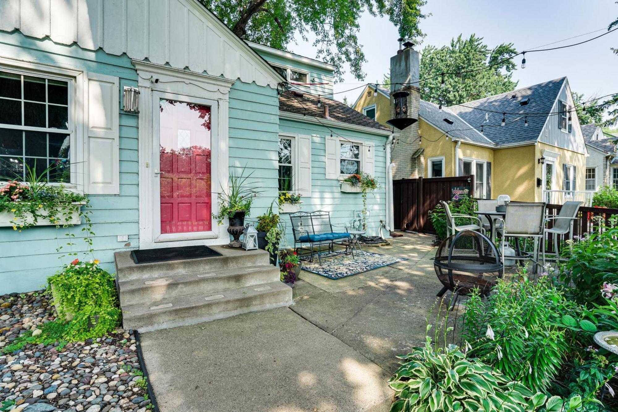 Chic - 6 Blocks To Nokomis! *