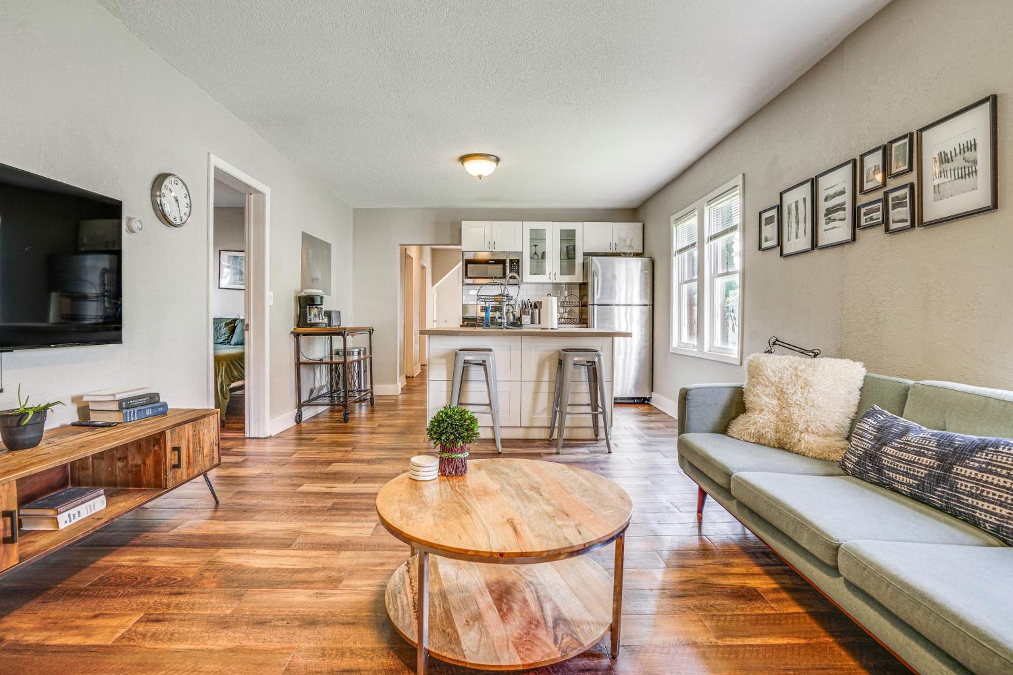 Northeast Less Than 1 Mi To Arts District Holiday home *
