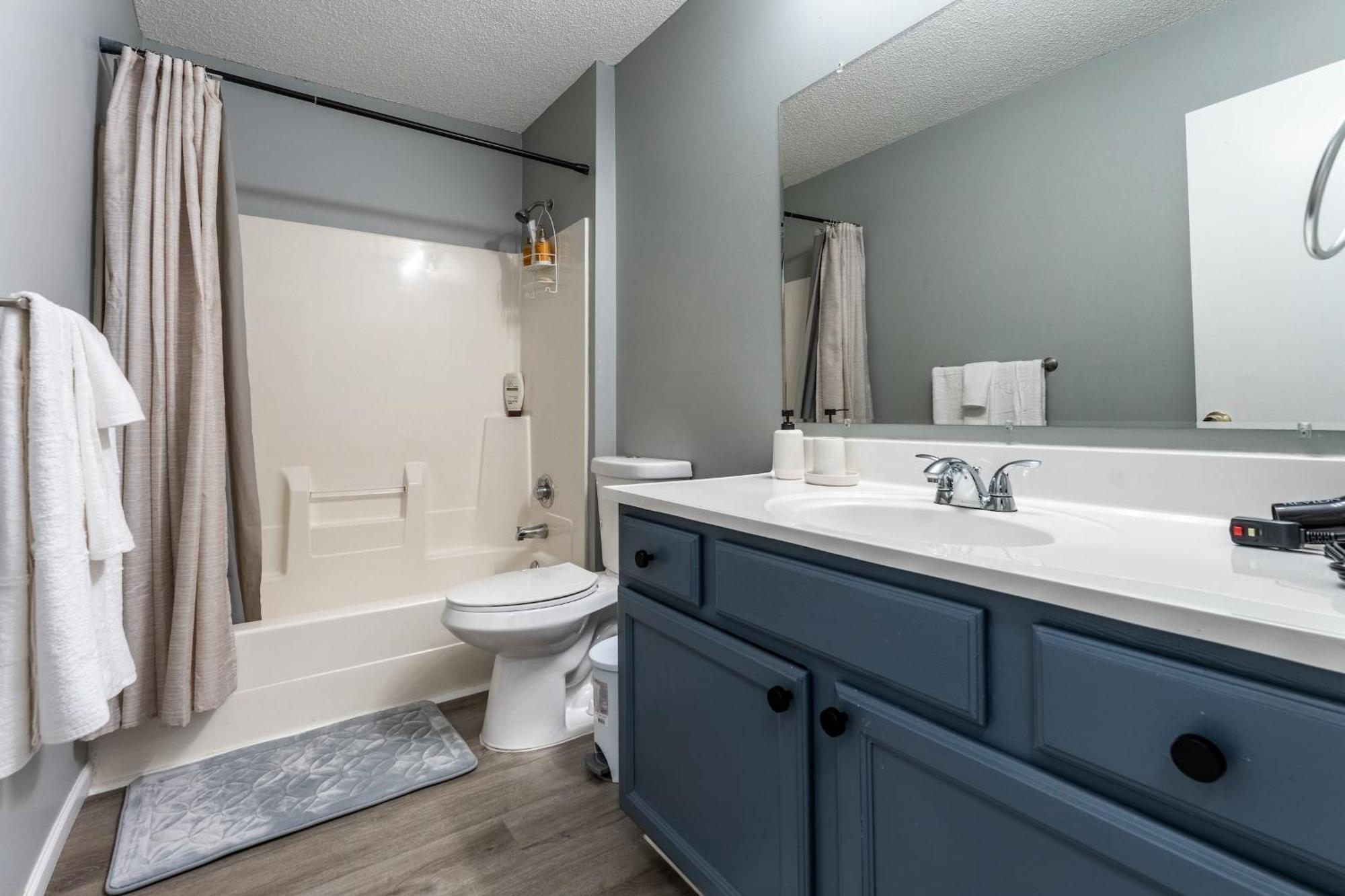 Spacious 4br In - Pet Friendly! * Minneapolis