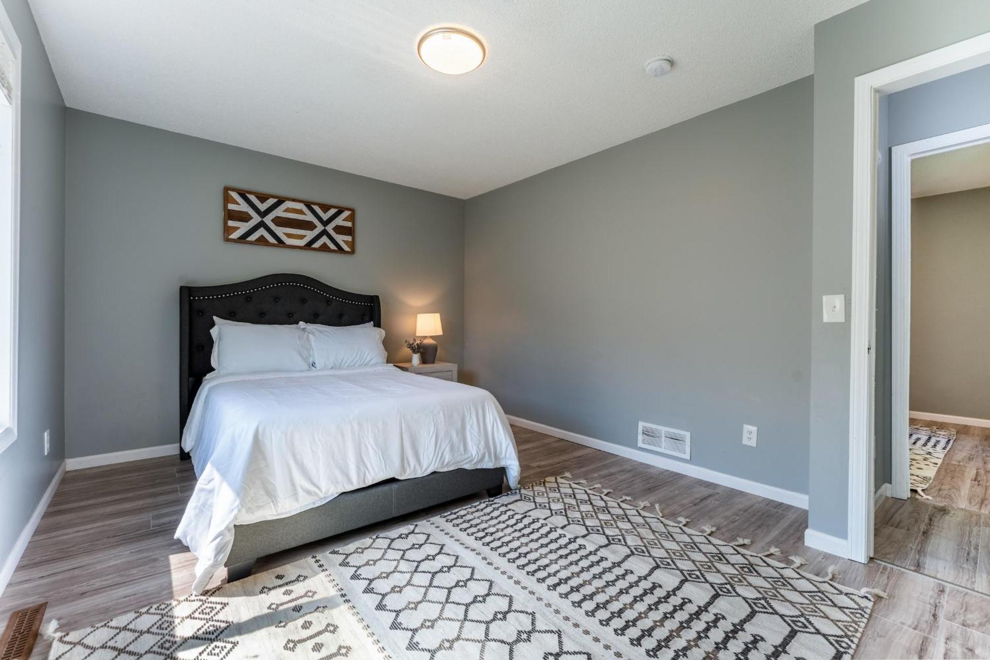 Spacious 4br In - Pet Friendly! Minneapolis