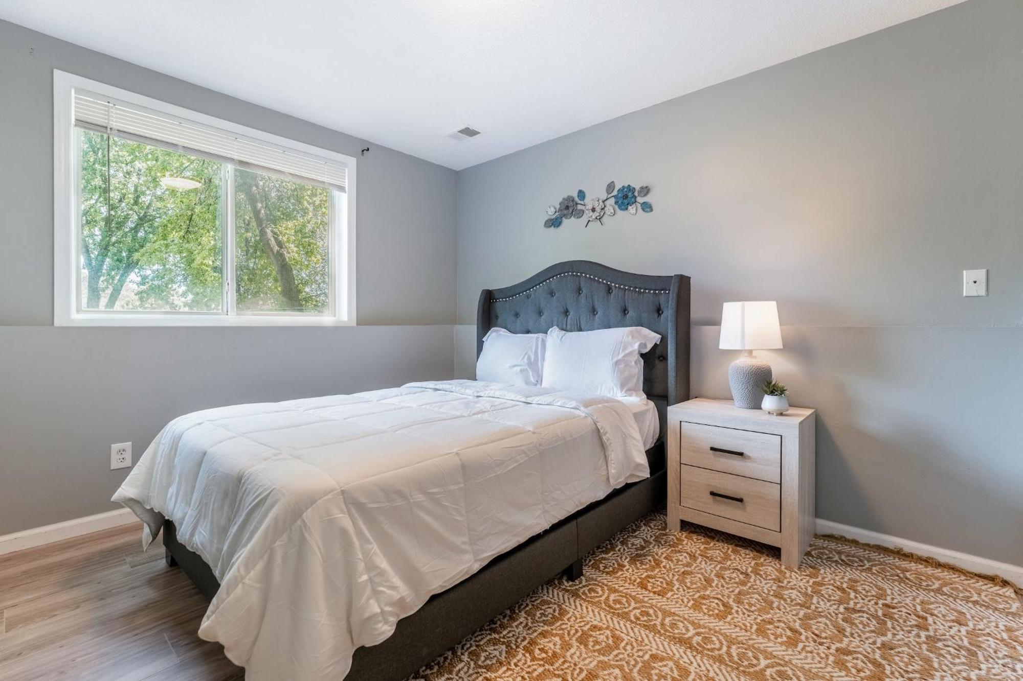 Spacious 4br In - Pet Friendly! * Minneapolis