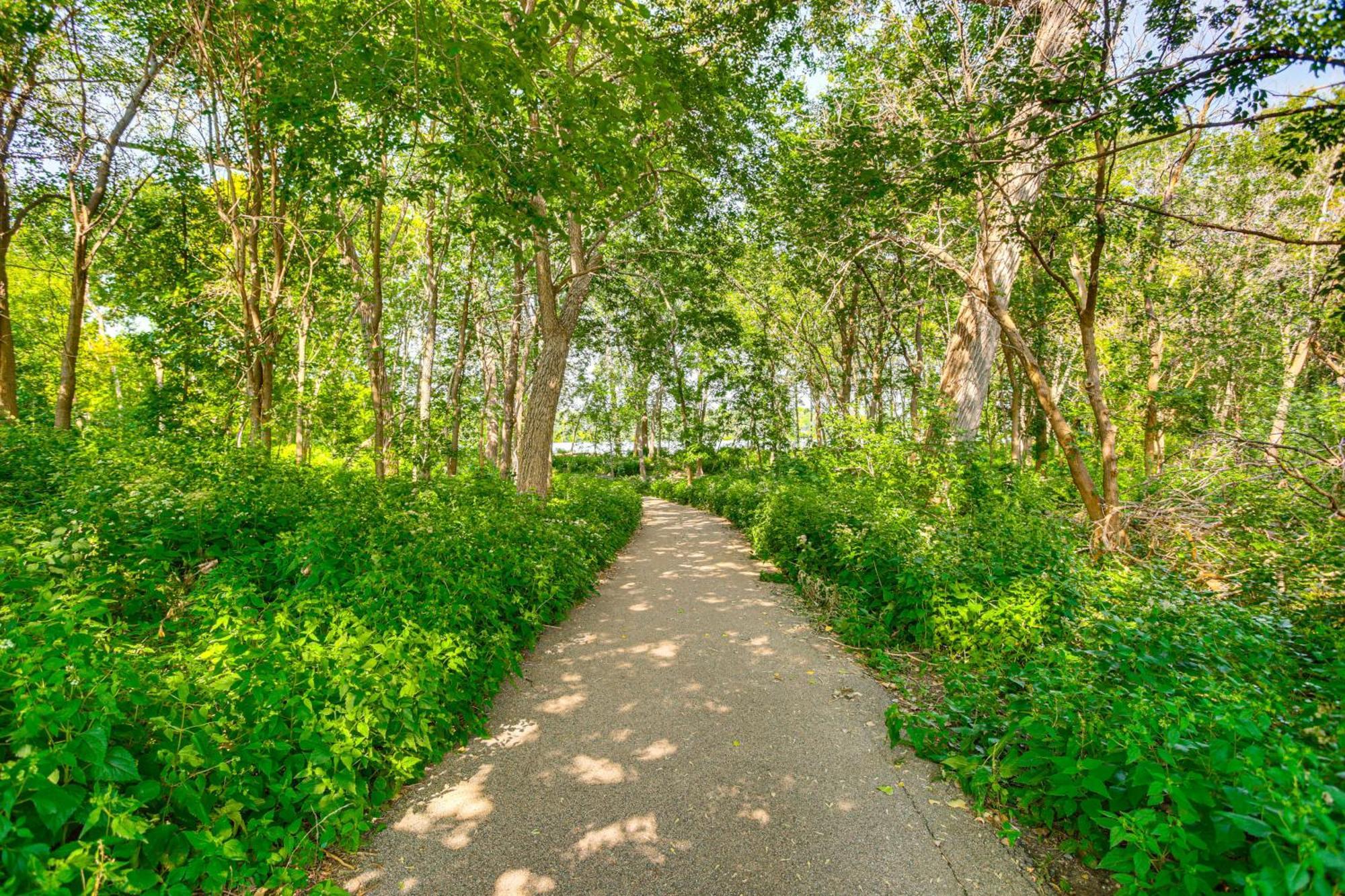 Pet-friendly Walk To Lake! Apartment