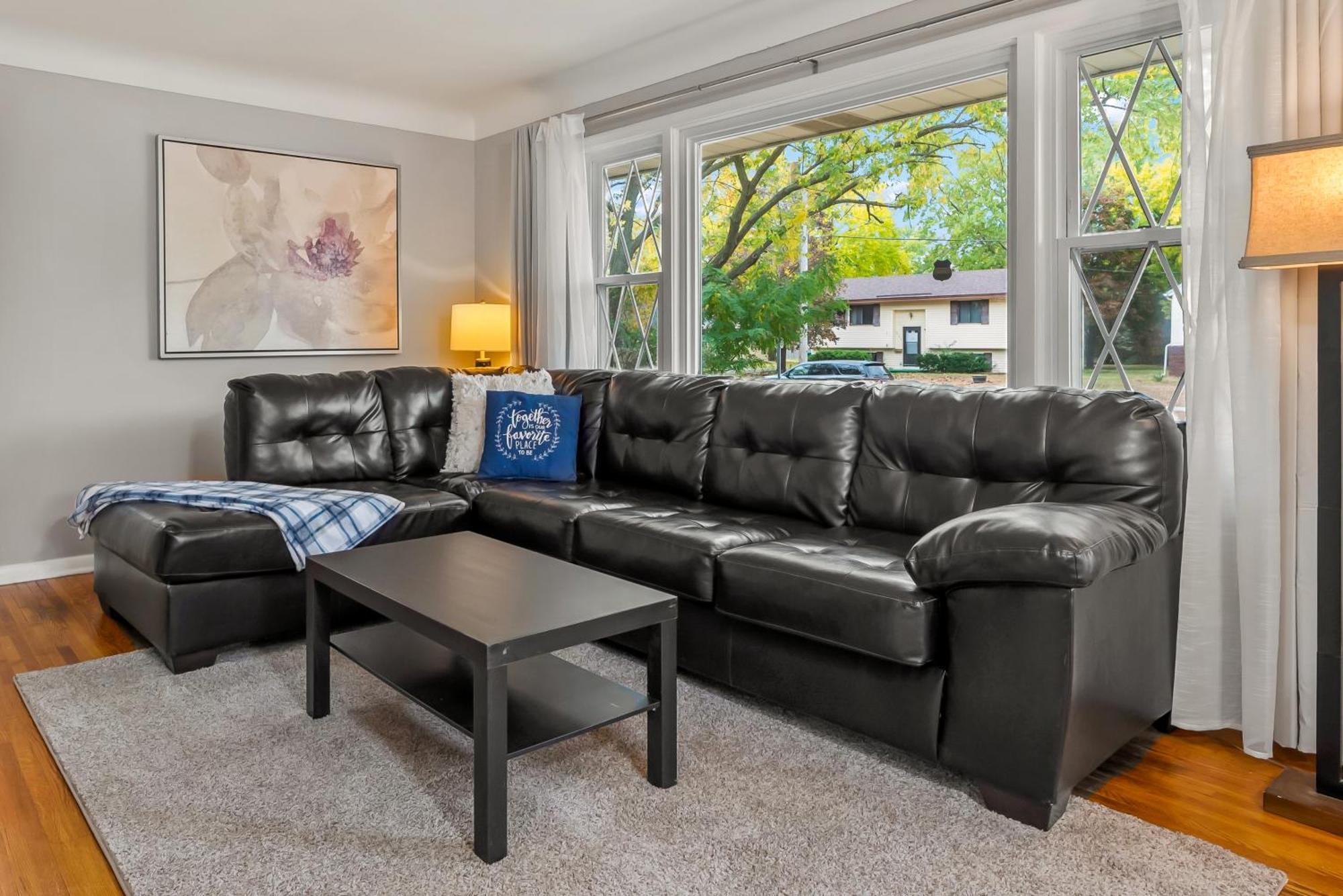Centrally Located Cozy 4 Bedroom With Game And Yoga * Minneapolis