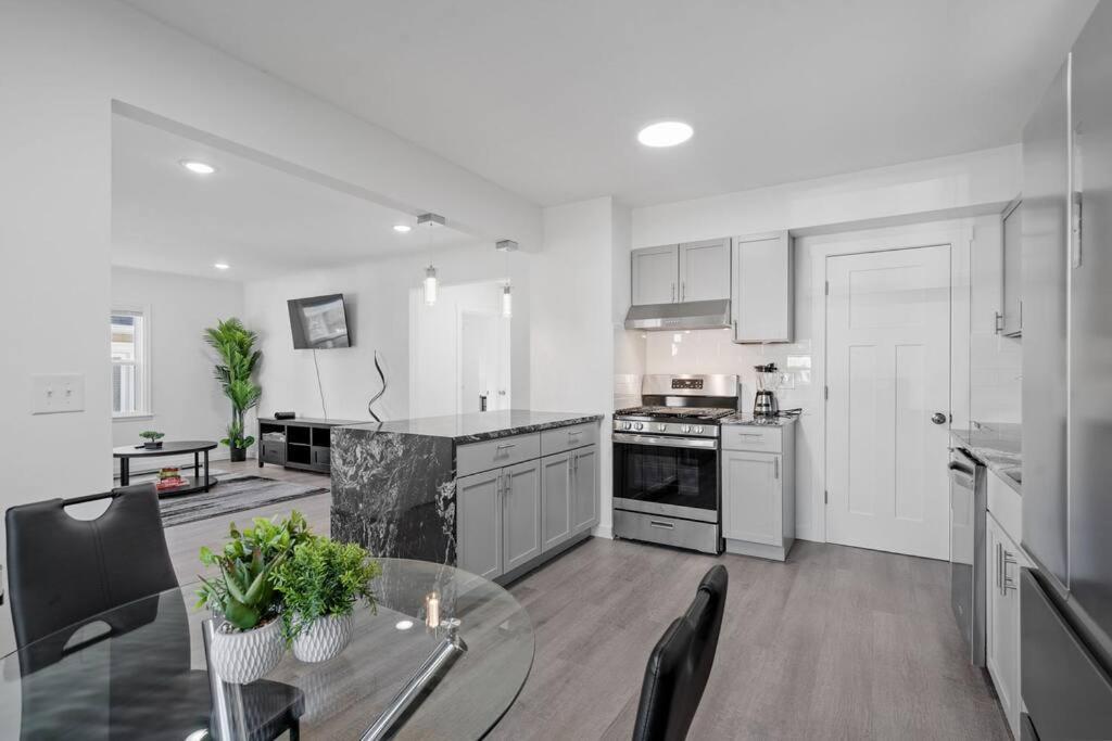 Apartment Movie Game & Fire Pit Luxury Spacious Minneapolis
