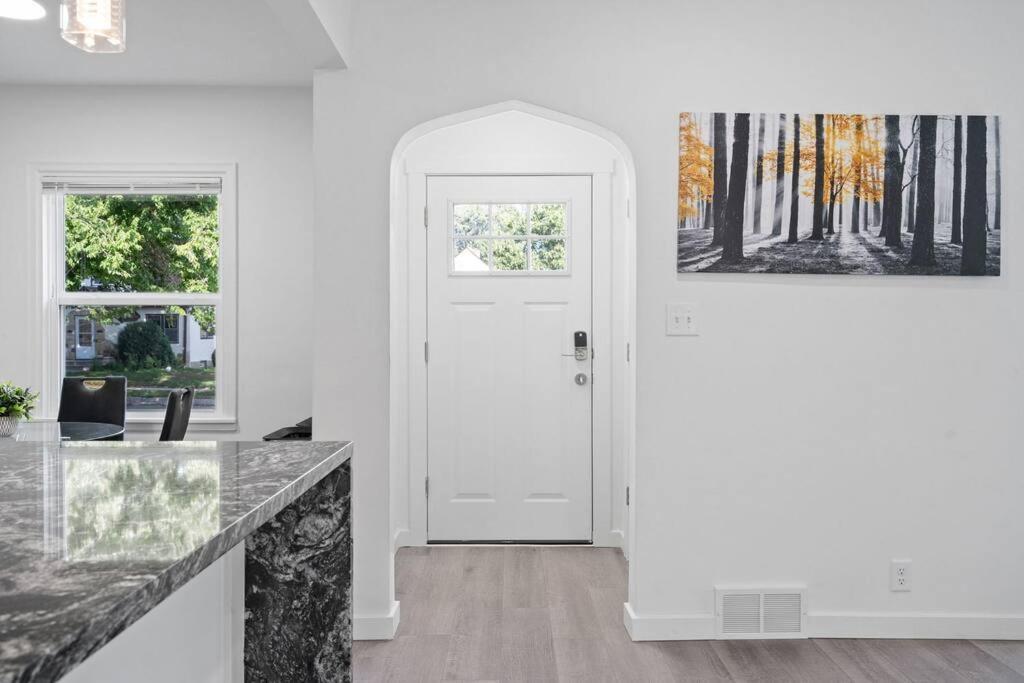 Apartment Movie Game & Fire Pit Luxury Spacious Minneapolis