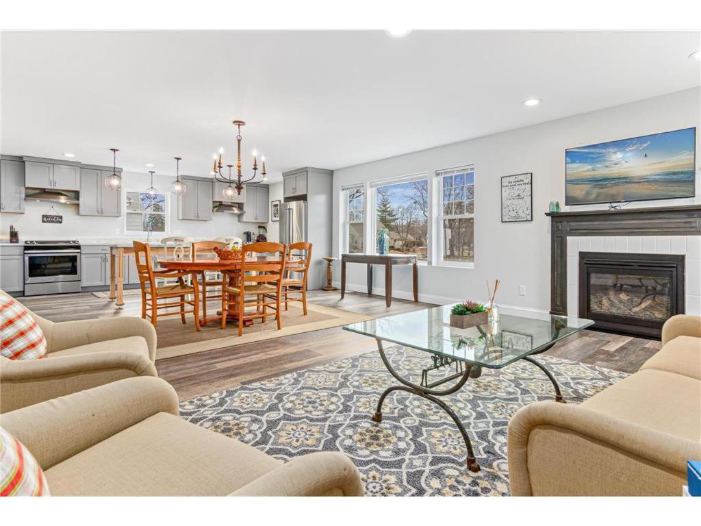 Work And Live In The Twin Cities - We Connect Apartment