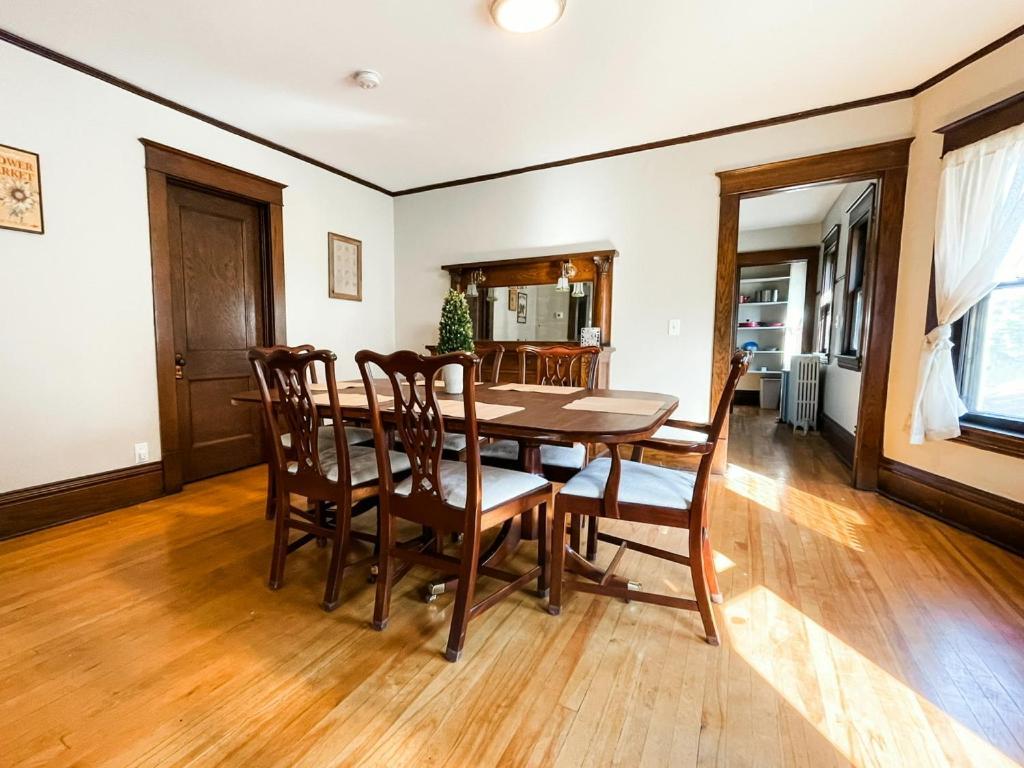 Upper Level Historic Duplex Apartment Minneapolis