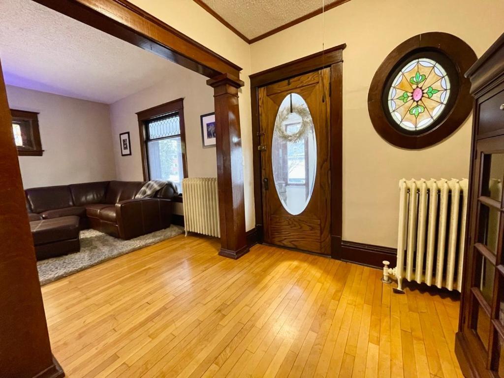 Charming Centrally Located Duplex With Parking Minneapolis