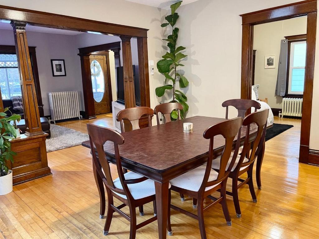 Charming Centrally Located Duplex With Parking * Minneapolis
