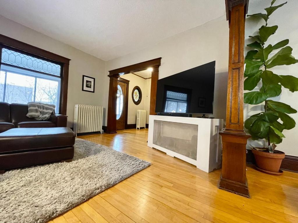 Charming Centrally Located Duplex With Parking Apartment *